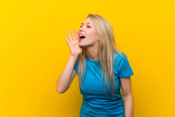 Jovem Loira Sobre Isolado Fundo Amarelo Gritando Com Boca Bem — Fotografia de Stock