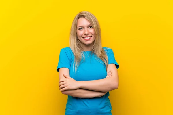 Jonge Blonde Vrouw Geïsoleerde Gele Achtergrond Glimlachen — Stockfoto