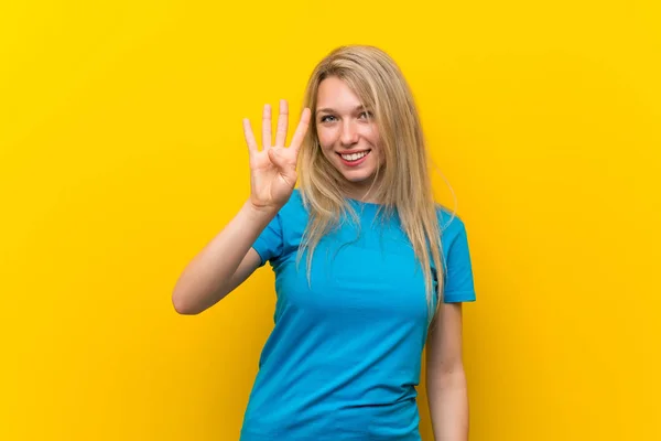 Jong Blond Vrouw Geïsoleerde Geel Achtergrond Gelukkig Tellen Vier Met — Stockfoto