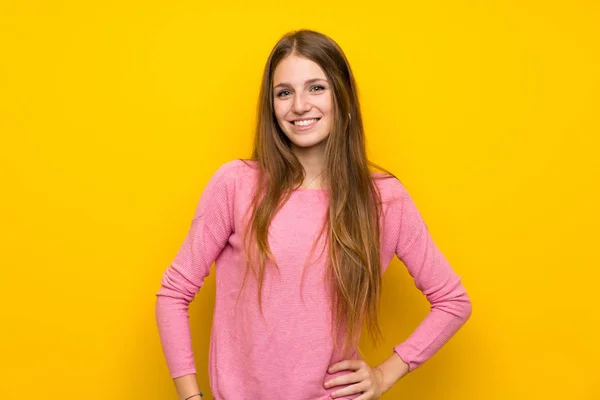 Sarı Duvarın Arkasında Uzun Saçlı Genç Bir Kadın Gülüyor — Stok fotoğraf