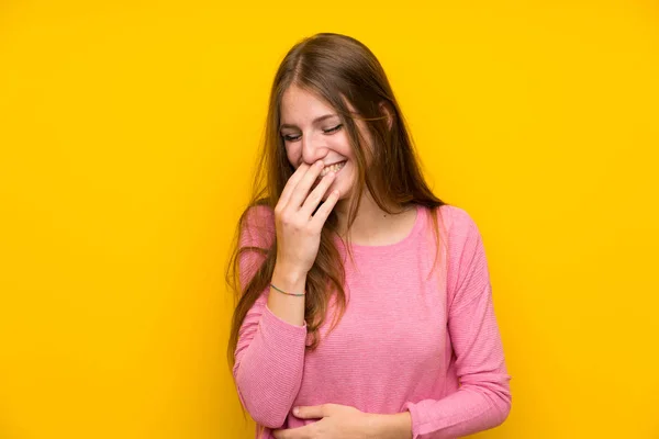 Mujer Joven Con Pelo Largo Sobre Pared Amarilla Aislada Sonriendo — Foto de Stock