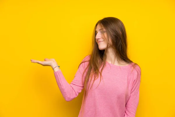 Ung Kvinna Med Långt Hår Över Isolerad Gul Vägg Håller — Stockfoto