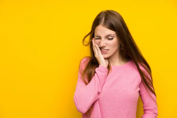 Junge Frau Mit Langen Haaren Über Isolierter Gelber Wand Mit — Stockfoto