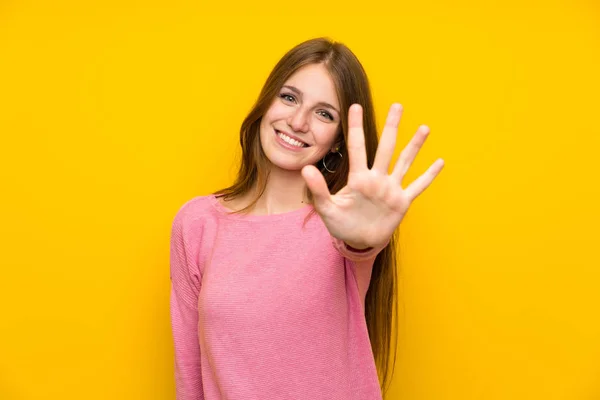 Mujer Joven Con Pelo Largo Sobre Pared Amarilla Aislada Contando — Foto de Stock