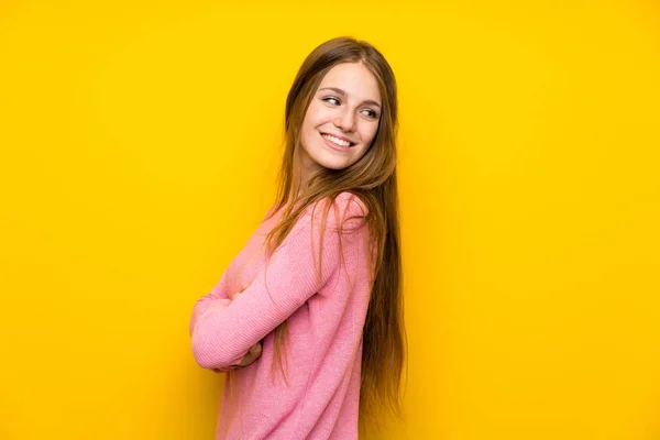 Mladá Žena Dlouhými Vlasy Přes Izolovanou Žlutou Zeď Rukama Zkříženýma — Stock fotografie