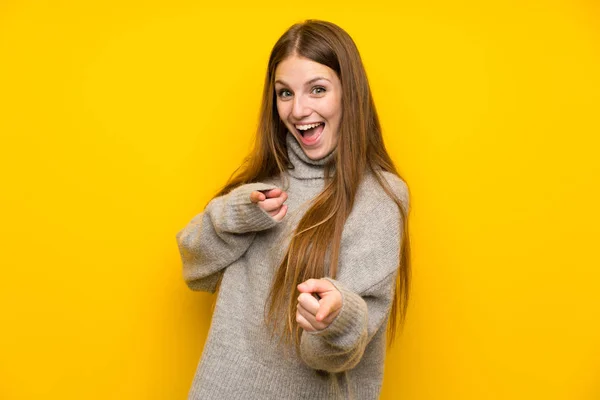 Jonge Vrouw Met Lang Haar Gele Achtergrond Punten Vinger — Stockfoto