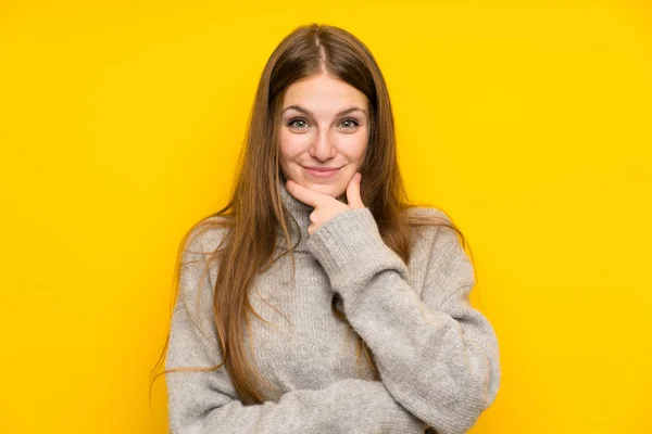 Jovem Com Cabelos Longos Sobre Fundo Amarelo Rindo — Fotografia de Stock