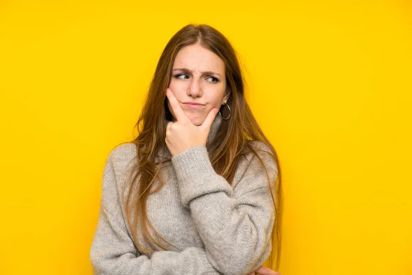 Giovane Donna Con Capelli Lunghi Sfondo Giallo Piedi Pensando Idea — Foto Stock