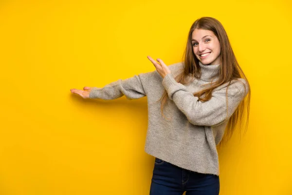 Mujer Joven Con Pelo Largo Sobre Fondo Amarillo Extendiendo Las — Foto de Stock