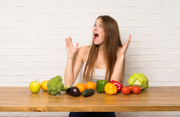 Junge Frau Mit Viel Gemüse Und Überraschendem Gesichtsausdruck — Stockfoto