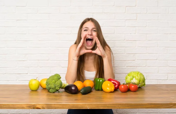 Junge Frau Mit Viel Gemüse Schreit Mit Weit Aufgerissenem Mund — Stockfoto