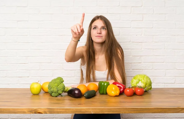 Mujer Joven Con Muchas Verduras Tocando Pantalla Transparente —  Fotos de Stock