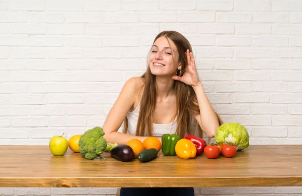 Mujer Joven Con Muchas Verduras Escuchando Algo —  Fotos de Stock