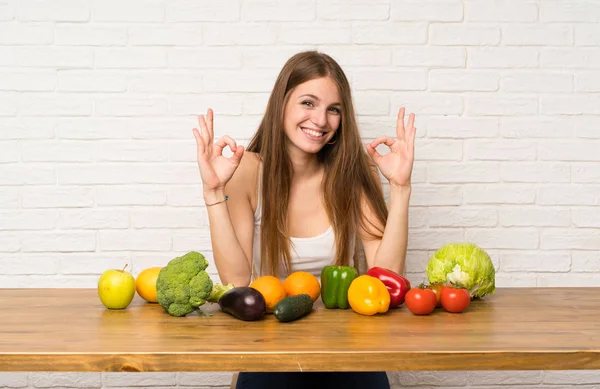 Νεαρή Γυναίκα Πολλά Λαχανικά Που Δείχνουν Ένα Σημάδι Δάχτυλα — Φωτογραφία Αρχείου