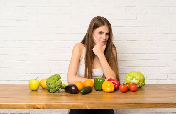 Jovem Com Muitos Vegetais Pensando Uma Ideia — Fotografia de Stock