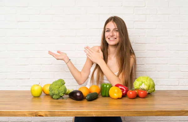 Mujer Joven Con Muchas Verduras Extendiendo Las Manos Lado Para —  Fotos de Stock