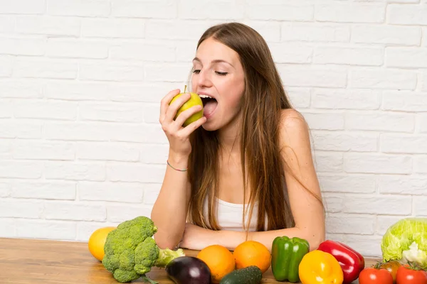 Mujer joven con muchas verduras — Foto de Stock