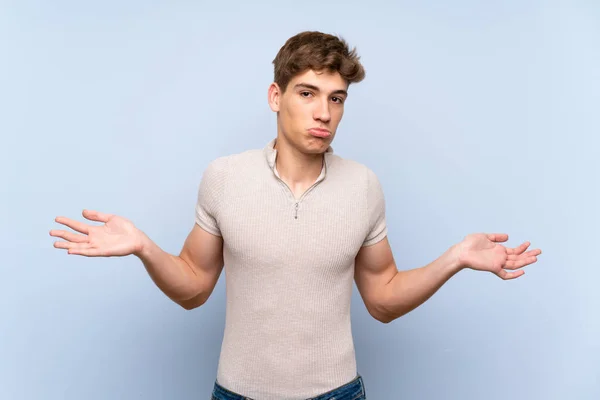 Guapo Joven Sobre Aislado Azul Pared Que Tiene Dudas Mientras — Foto de Stock