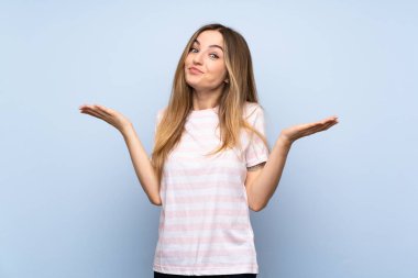 Izole mavi arka plan üzerinde genç kadın şüphe jest yapma