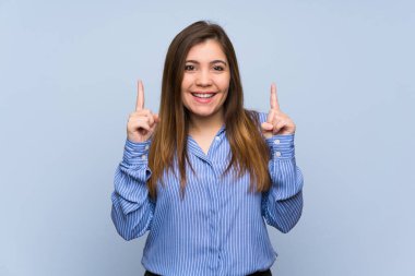 Izole mavi duvar üzerinde genç kız harika bir fikir işaret