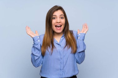 Izole mavi duvar üzerinde genç kız çok gülümsüyor