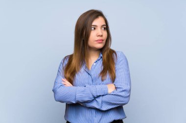 Izole mavi duvar portresi üzerinde genç kız