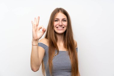 Parmaklarla ok işareti gösteren izole beyaz duvar üzerinde uzun saçlı genç kadın