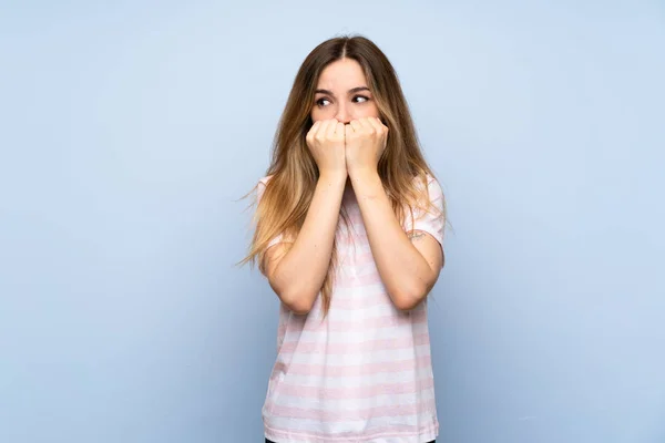 Jonge Vrouw Geïsoleerde Blauwe Achtergrond Nerveus Bang Het Zetten Van — Stockfoto