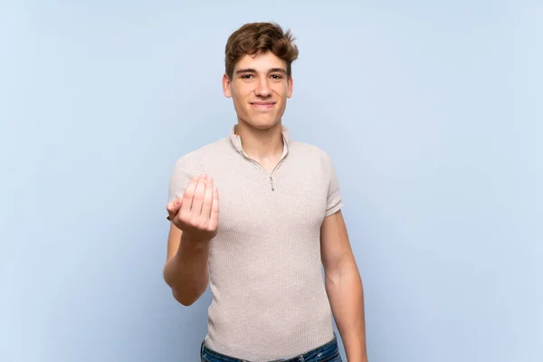 Joven Guapo Sobre Una Pared Azul Aislada Invitando Venir Con —  Fotos de Stock