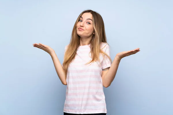 Jonge Vrouw Geïsoleerde Blauwe Achtergrond Maken Twijfels Gebaar — Stockfoto