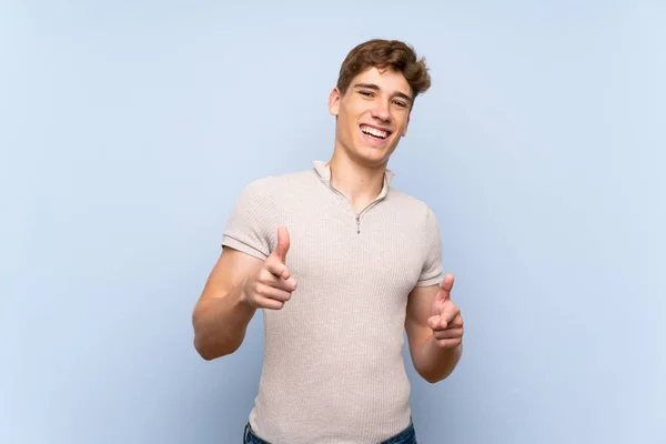 Pohledný Mladý Muž Nad Izolovanou Modrou Zdí Ukazující Frontu Usmíval — Stock fotografie
