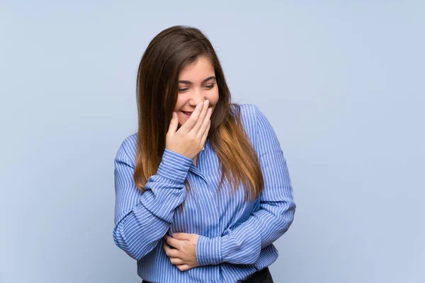 Menina Sobre Parede Azul Isolado Sorrindo Muito — Fotografia de Stock