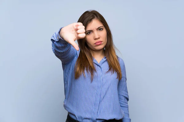 Menina Sobre Parede Azul Isolado Mostrando Polegar Para Baixo Com — Fotografia de Stock