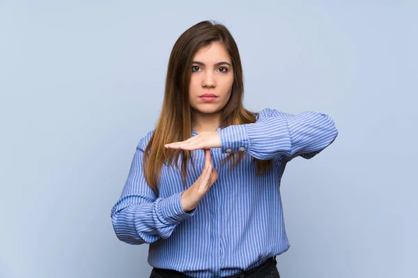 Young Girl Isolated Blue Wall Making Time Out Gesture — Stock Photo, Image