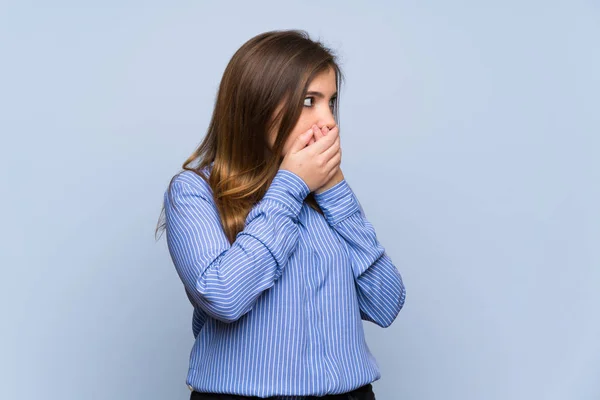 Menina Sobre Parede Azul Isolada Cobrindo Boca Olhando Para Lado — Fotografia de Stock