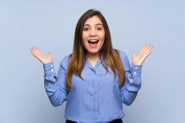 Menina Sobre Parede Azul Isolado Com Expressão Facial Chocado — Fotografia de Stock