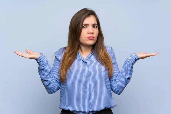 Jong Meisje Geïsoleerde Blauwe Muur Ongelukkig Voor Niet Begrijpen Iets — Stockfoto