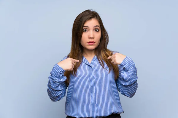 Young Girl Isolated Blue Wall Surprise Facial Expression — Stock Photo, Image