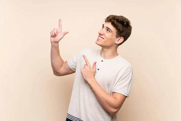Şaret Parmağı Ile Işaret Izole Arka Plan Üzerinde Yakışıklı Genç — Stok fotoğraf