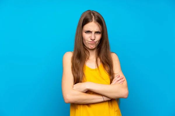 Jonge Vrouw Met Lang Haar Geïsoleerde Blauwe Muur Gevoel Van — Stockfoto