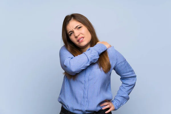 Menina Sobre Parede Azul Isolado Sofrendo Dor Ombro Por Ter — Fotografia de Stock