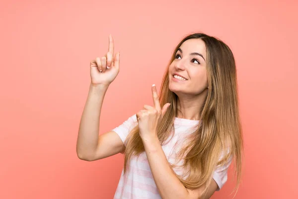 Giovane Donna Oltre Isolato Muro Rosa Che Punta Con Indice — Foto Stock