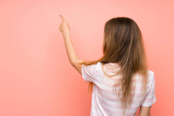 Jeune Femme Sur Mur Rose Isolé Pointant Vers Arrière Avec — Photo