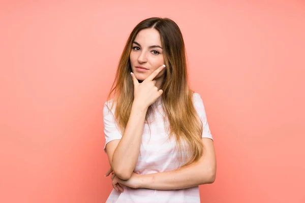 Jovem Mulher Sobre Parede Rosa Isolado Pensando Uma Ideia — Fotografia de Stock