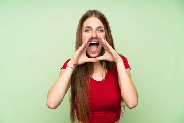 Junge Frau Mit Langen Haaren Über Isolierter Grüner Wand Schreit — Stockfoto