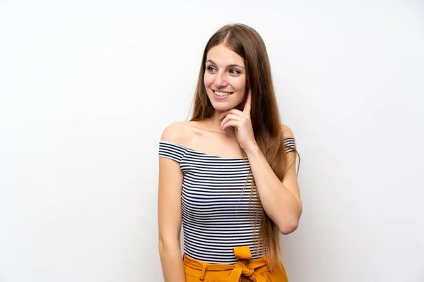 Mujer Joven Con Pelo Largo Sobre Pared Blanca Aislada Pensando — Foto de Stock