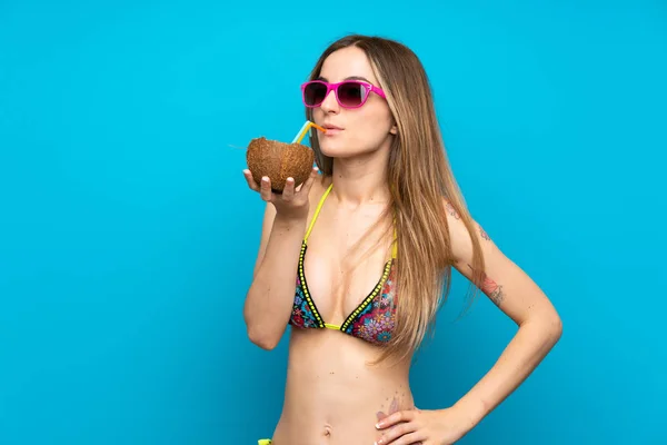 Fiatal nő bikiniben Nyári szünidő kókuszdió — Stock Fotó