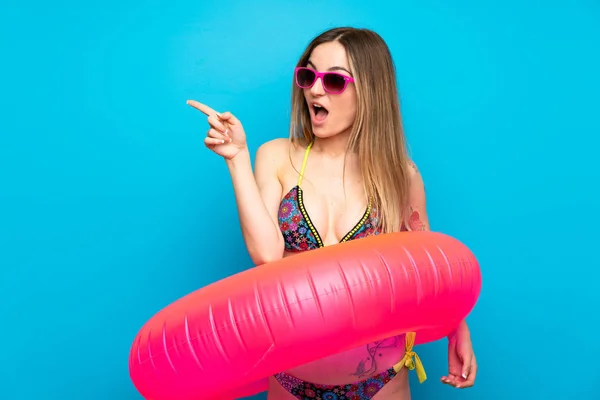 Mujer Joven Bikini Vacaciones Verano Sorprendida Señalando Con Dedo Hacia — Foto de Stock