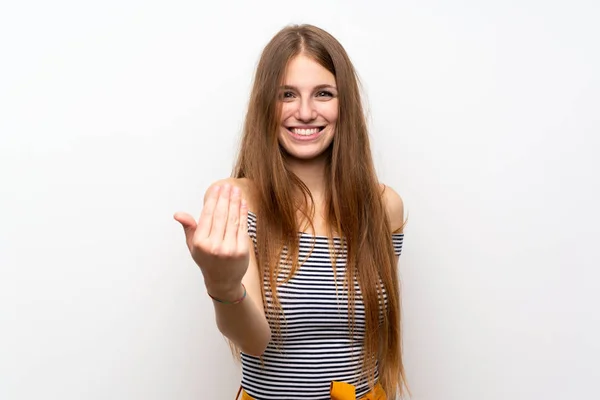 Mujer Joven Con Pelo Largo Sobre Pared Blanca Aislada Invitando — Foto de Stock