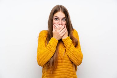 Sürpriz yüz ifadesi ile izole beyaz duvar üzerinde sarı ile genç kadın